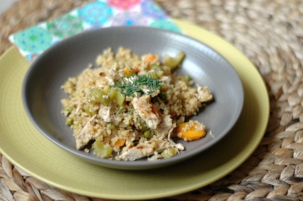 Salade de boulgour, poulet, fromage Suisse et légumes